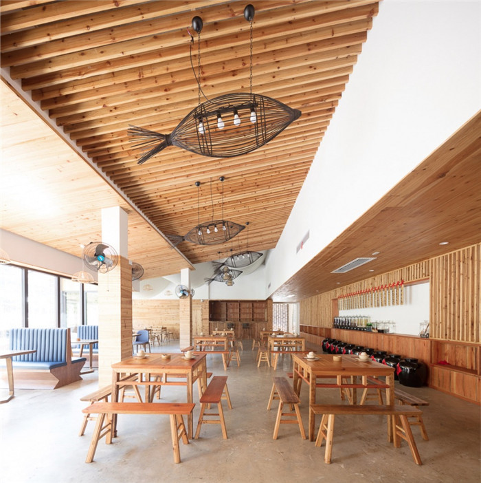 尊重當?shù)刈匀粋鹘y(tǒng)的時光里LOFT民宿酒店餐廳設計方案
